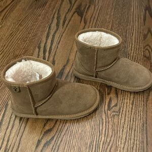 Emu Australia Wallaby Mini - K12. Great condition. Worn by one child.